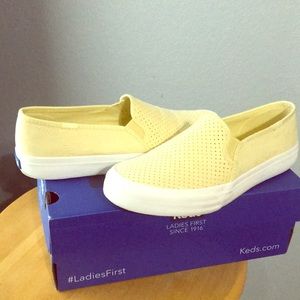 💛Double decker suede yellow slip on Keds💛